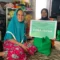 Nenek Masriah menerima bantuan dari donatur Rumah Zakat Kalimantan Selatan, Selasa (5/12/2023). Foto: Rumah Zakat Banjarmasin.