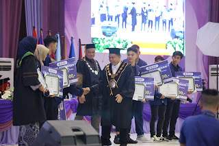 Rektor Uniska Mab, Prof. Ir. Abd. Malik, S.Pt., M.Si., Ph.D., IPU., ASEAN Eng saat menyerahkan bonus kepada para atlet berprestasi. Foto: Humas Uniska Banjarmasin