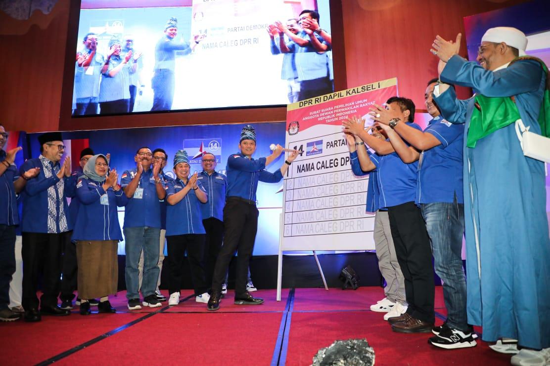 Disaksikan Ketua DPD Demokrat Kalsel dan Para Ketua DPC, Ketua Umum Partai Demokrat Agus Harimurti Yudhoyono (AHY) Saat Melakukan Simulasi Pencoblosan Pemilu 2024 Foto Can For LK 5W1H