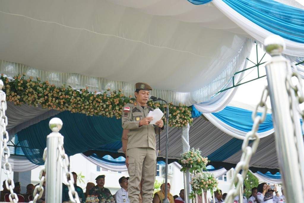 Bupati Balangan saat memberikan arahan oada apel siaga dan gelar pasukan Satlinmas. Foto: Prokopim Balangan