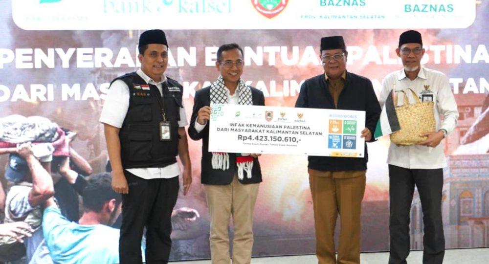 Penyerahan bantuan oleh Gubernur H Sahbirin Noor sebagai perwakilan warga banua untuk Palestina ke BAZNAS RI. Foto: Iksan for LK-5W1H