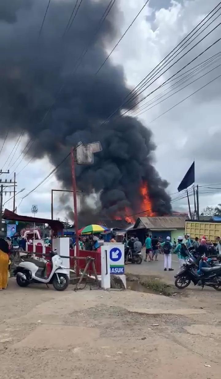 Kebakaran pemukiman di desa Sinar Bulan, Kec Satui.Sumber Foto WAG PKJR. Sumber Foto: Arif for LK-5W1H
