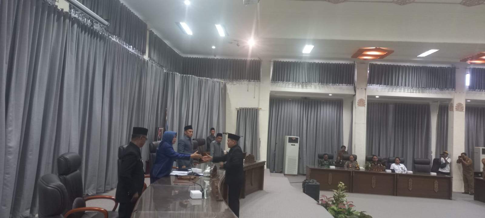 Suhendra, Fraksi Partai Kebangkitan Bangsa (F-PKB) usai menyampaikan dokumen pemandangan umum fraksi PKB atas raperda APBD 2024. Foto: Noni/lenterakalimantan.com