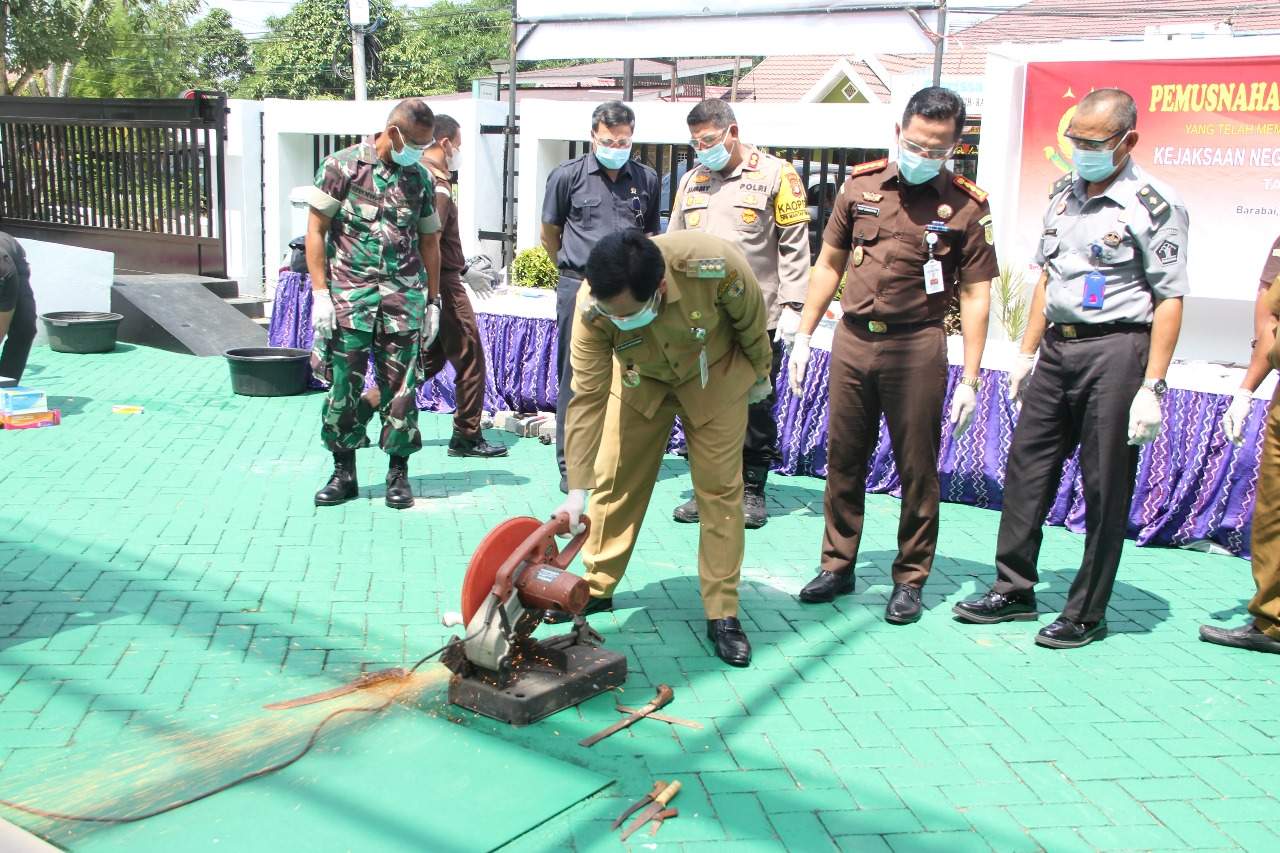 Bupati HST H Aulia Oktafiandi saat menghadiri pemusnahan barang rampasan. Foto Prokom HST