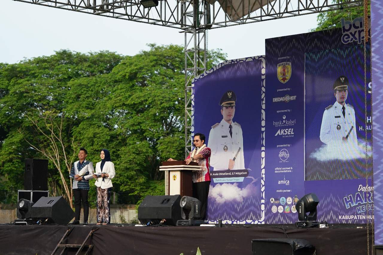 Bupati HST H Aulia Oktafiandi saat membuka Barabai Expo Tahun 2023 dalam rangka Hari Jadi ke-64 Kabupaten HST. Foto: Prokom HST