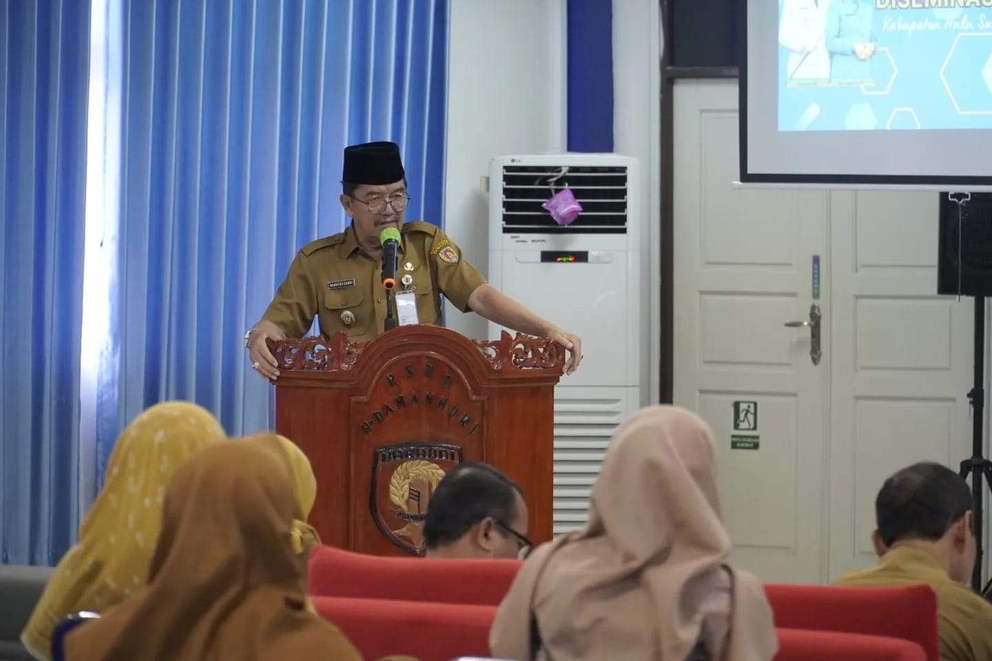 Wakil Bupati HST, H Mansyah Sabri saat membuka secara resmi diseminasi audit kasus stunting tahap II tahun 2023 di Aula RSUD H Damanhuri Barabai. Foto: Prokom HST