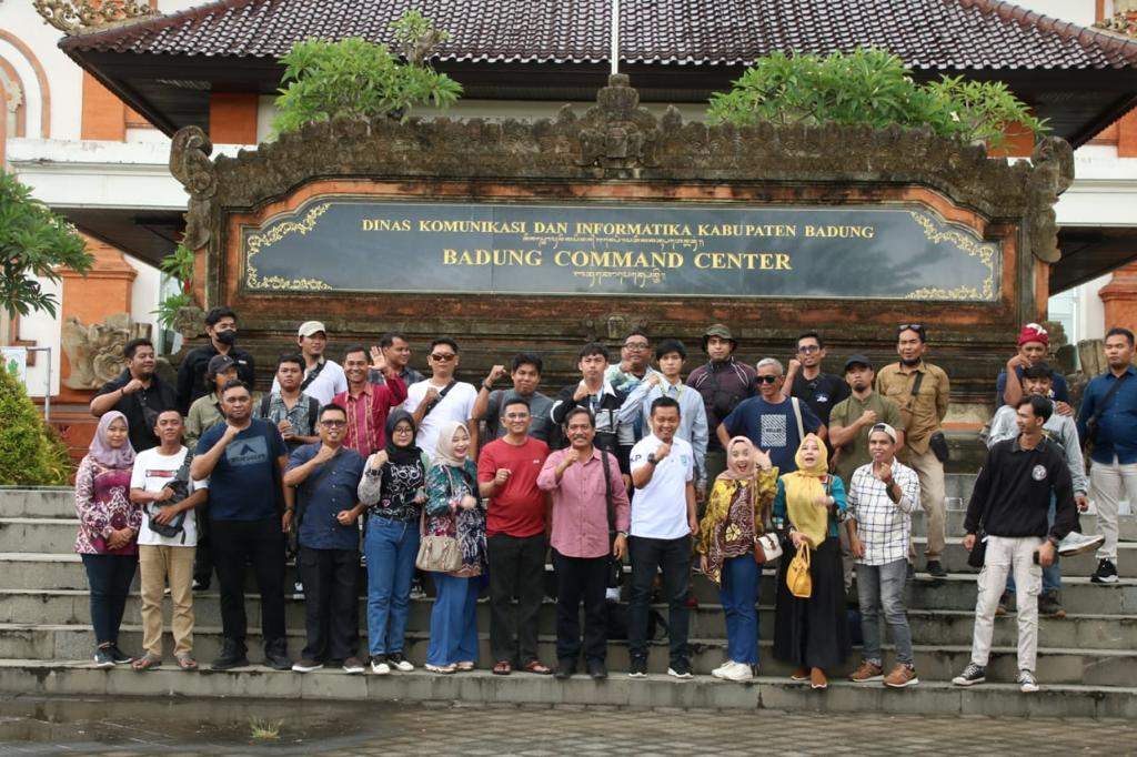 saat studi tiru Kepala Dinas Komunikasi Informatika Statistik dan Persandian (DKISP) Kabupaten Banjar HM Aidil Basith bersama jajaran dan puluhan awak media, yang diterima oleh Kepala Diskominfo Badung diwakili Kasi Pengelolaan Informasi Publik I Made Rai Suarimbawa bersama staf Wira, di Badung Command Center, Bali, Kamis (30/11/2023) siang. Foto: DKSIP Banjar