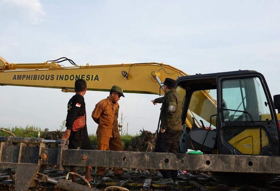Bupati HST H Aulia Oktafiandi saat melakukan pemantauan Ekskavator Amfibi di Desa Pahalatan. Foto: Prokom HST