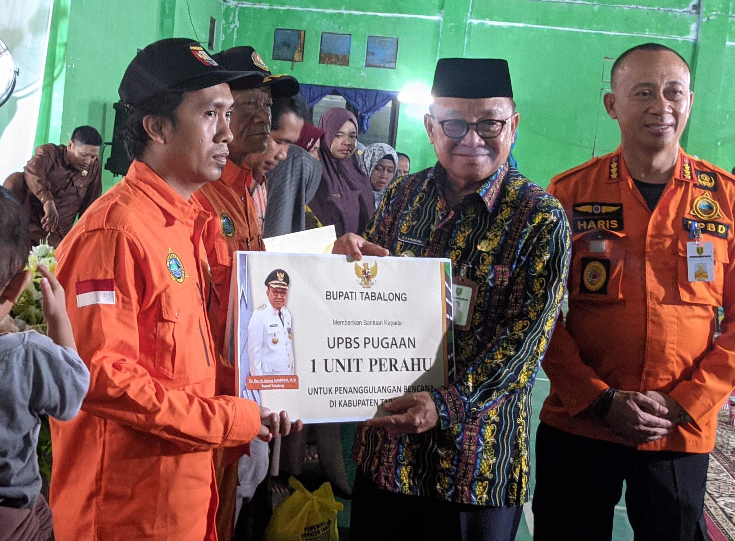 Bupati Tabalong, H Anang Syakhfiani menyerahkan bantuan satu unit ambulans. Foto: Jamal/lenterakalimantan.com