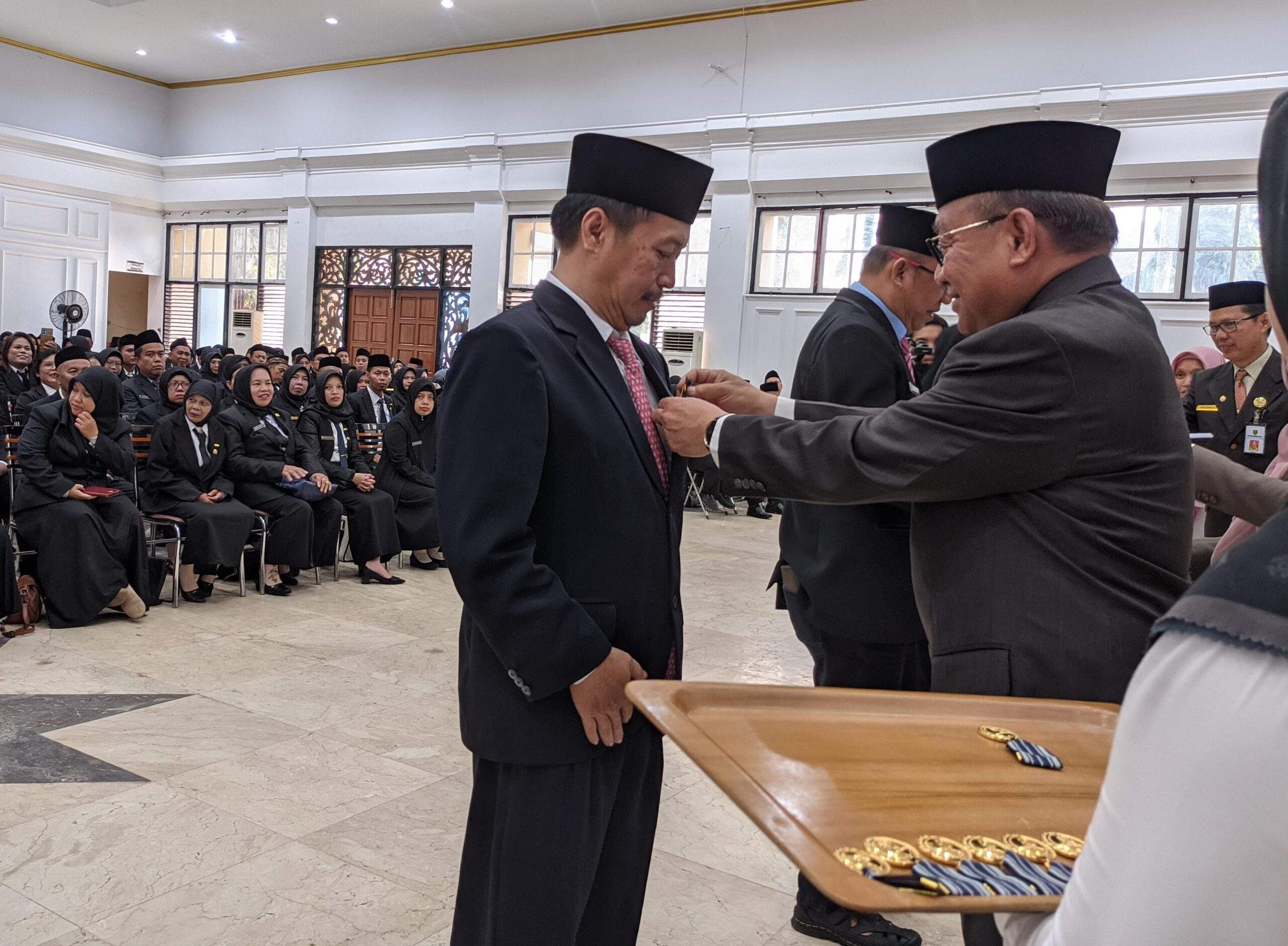 Bupati Tabalong, H Anang Syakhfiani menyematkan pin penghargaan. Foto Jamal/lenterakalimantan.com
