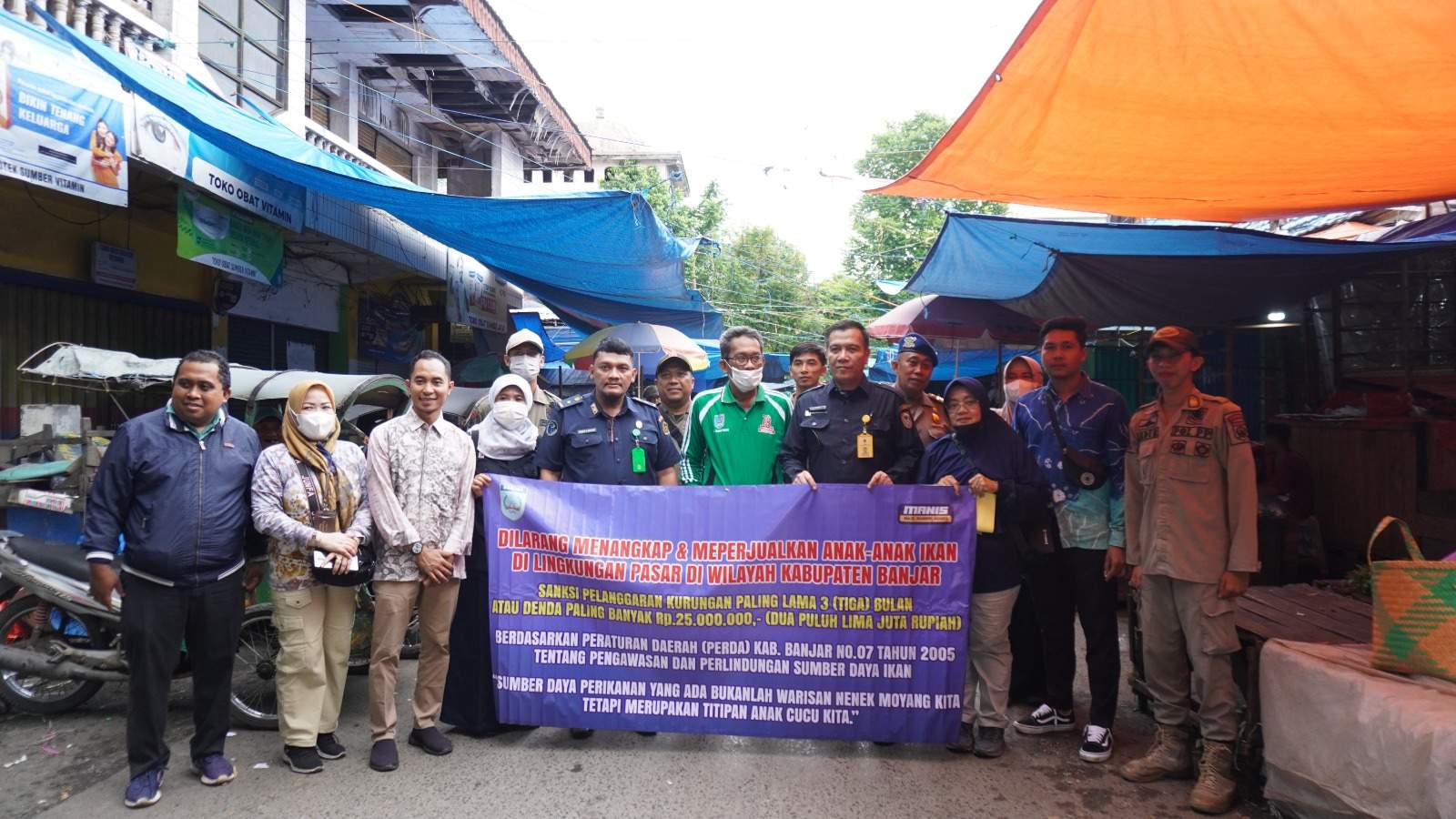 Pemkab Banjar, melalui Dinas Ketahanan Pangan dan Perikanan (DKPP) setempat, bersama Dinas Kelautan dan Perikanan (DKP) Kalsel, Perumda Pasar Bauntung Batuah (PBB) dan Satpol PP melakukan kegiatan pengawasan dan sidak kepada para pedagang anakan ikan di Pasar Tradisional Sekumpul dan Martapura, Kamis (18/01/2024) pagi. Foto: Pemkab Banjar