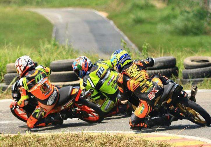 Tangkapan layar ilustrasi para pembalap melaju di sirkuit. Foto: Instagram 5w1h