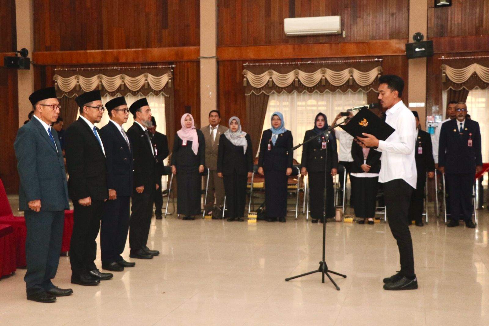 Bupati Banjar H Saidi Mansyur melantik dan mengambil sumpah/janji jabatan empat Pejabat Pimpinan Tinggi Pratama, di Auditorium Wisma Sultan Sulaiman BKPSDM Banjar, Martapura, Rabu (10/1/2024) siang. Foto: Pemkab Banjar