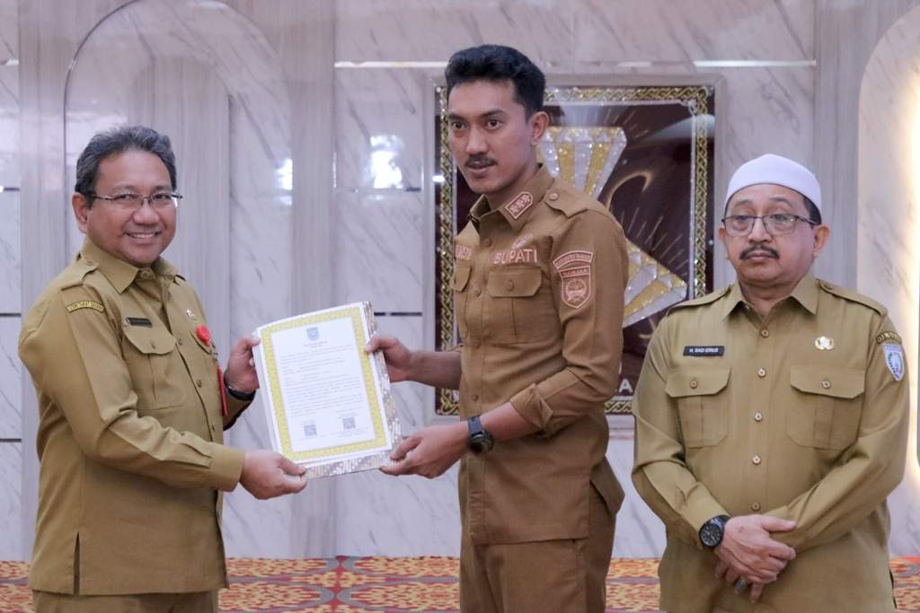 Bupati Banjar, H Saidi Mansyur saat menyerahkan secara simbolis Perjanjian Kinerja Kepala Perangkat Daerah Tahun 2024, di Mahligai Sultan Adam Lt II Martapura, Senin (29/01/2024) pagi. Foto: Pemkab Banjar 5w1h