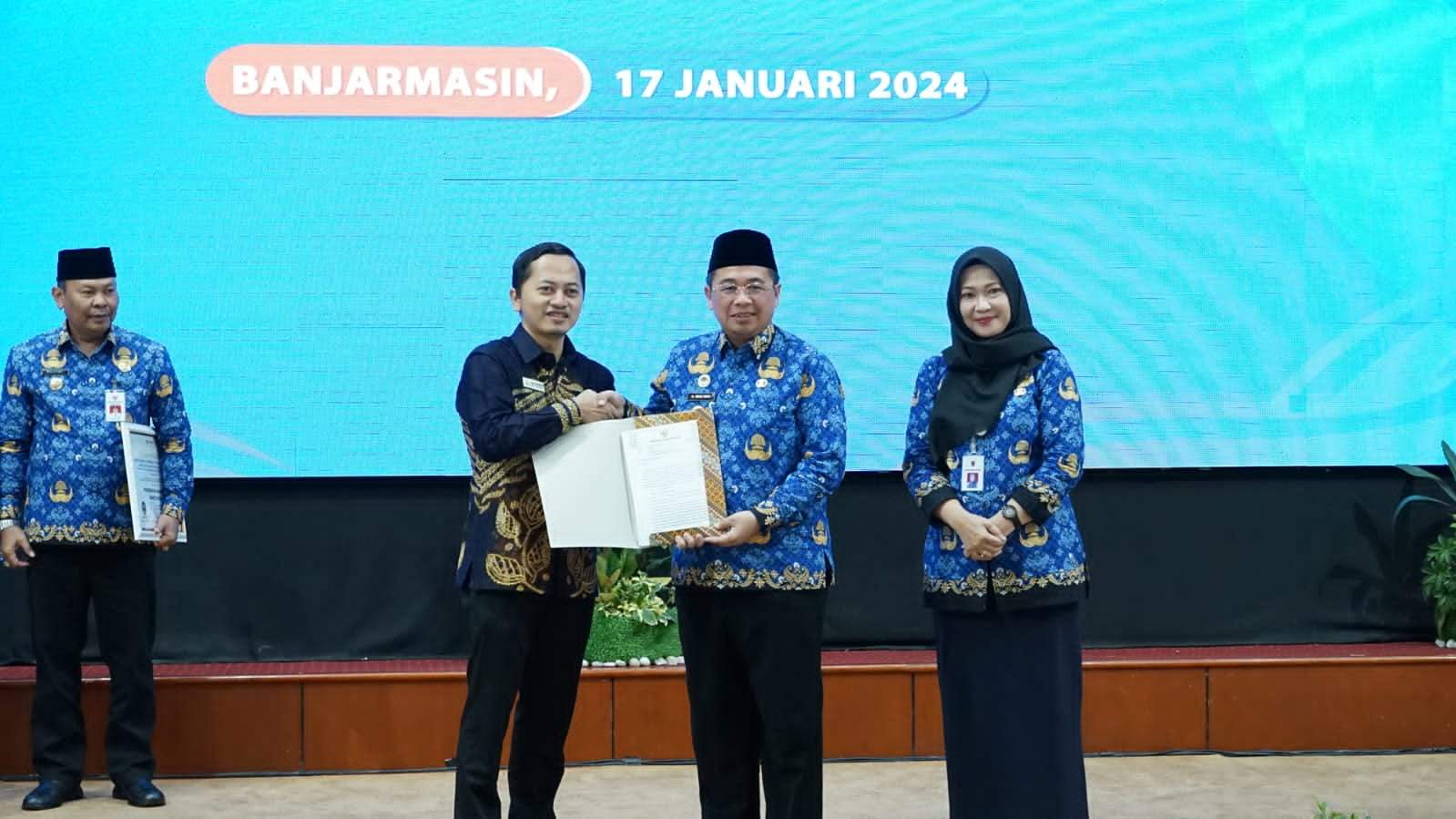 Walikota Banjarmasin, H Ibnu Sina mengikuti penyampaian sekaligus Penyerahan Hasil Penilaian Kepatuhan Penyelenggaraan Pelayanan Publik 2023 yang diselenggarakan oleh Ombudsman RI Perwakilan Kalimantan Selatan (Kalsel), pada Rabu (17/1). Foto: Pemko Banjarmasin