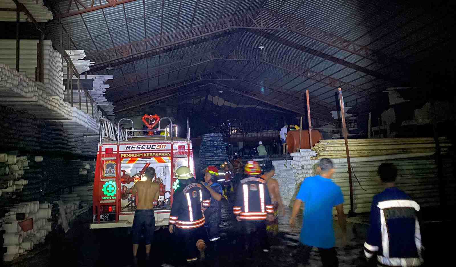 Pasca kebakaran sebuah gudang pipa paralon, rekanan damkar nampak merapikan peralatannya. Foto: DPKP Kota Banjarmasin