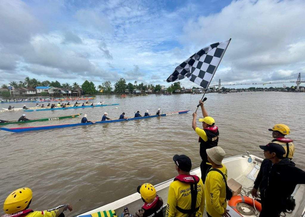 Festival Jukung Tradisional Piala Paman Birin 2024 yang dilaksanakan di bantaran sungai Martapuran tepatnya di kawasan Mantuil, Kelurahan Banjarmasin Selatan, Minggu (7/1/2024). Foto: Zainuddin for LK