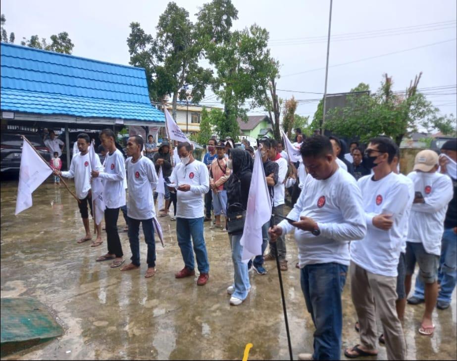 Puluhan Orang LSM Kaki Datangi Jabtor Bawaslu HST Tuntut Oknum Anggota Pengawas Pelu Setempat Ditindak Karena Diduga Main Judi Online Foto Muhammad For LK 5W1H