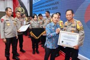 Kapolresta Banjarmasin, Kombes Pol. Sabana Atmojo saat menerima penganugerahan predikat penilaian kepatuhan penyelenggaraan pelayanan publik tahun 2023 yang digelar di Aula Mathilda Batyeri Polda Kalsel, Selasa (9/1/2024). Foto: Humas Polresta Banjarmasin