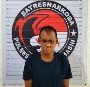 Seorang supir yang diduga mempunyai kepemilikan dan pengedar sabu yang diringkus Sat Resnarkoba Polresta Banjarmasin. Foto: Sat Resnarkoba 5W1H