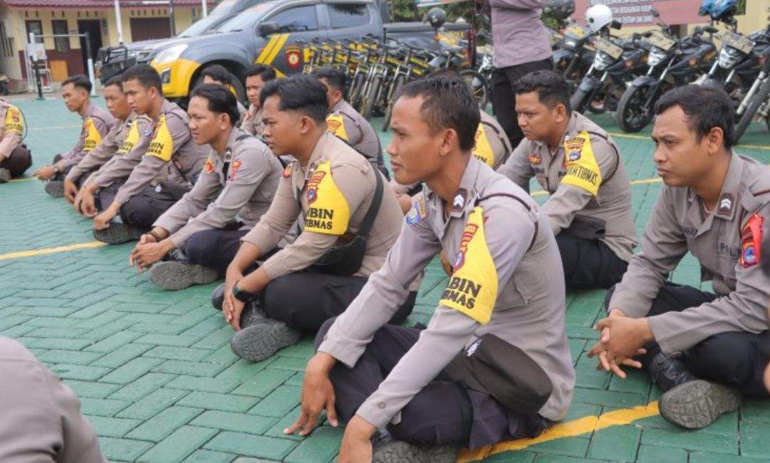 Para Bhabinkamtibmas saat mendengarkan arahan dari Kapolres Balangan AKBP Riza Muttaqin. Foto: MC Balangan