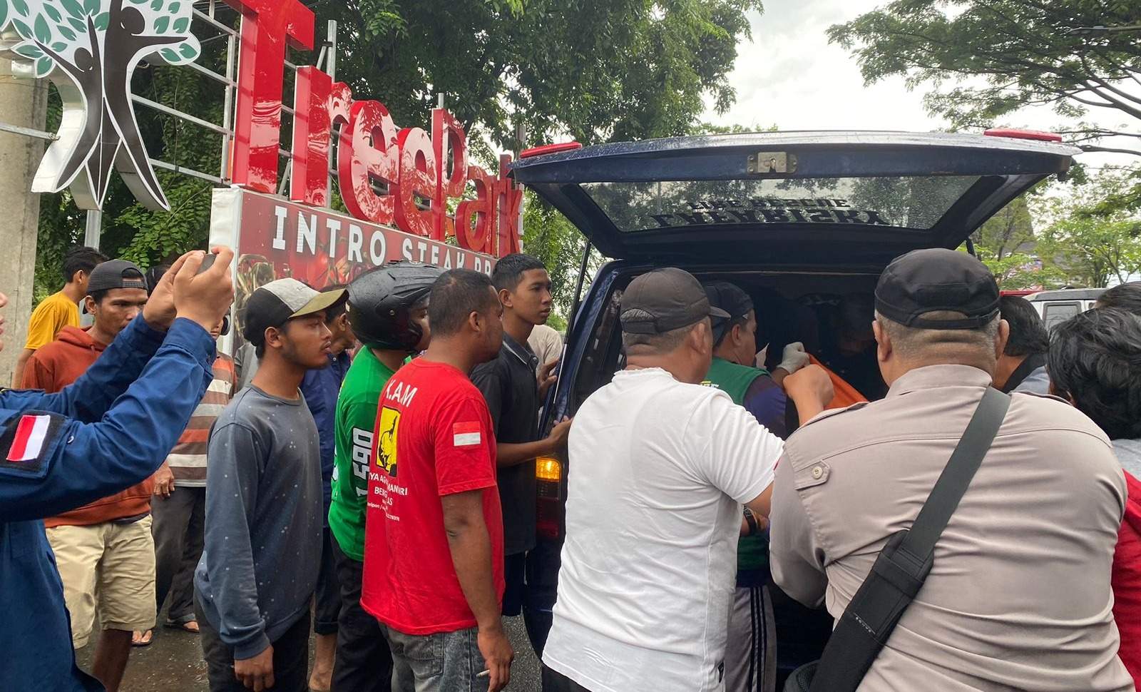 Proses evakuasi jasad Amang Amat yang ditemukan di tepian parit bawah jembatan Hotel Tree Park, Kamis (4/1/2024). Foto: Relawan