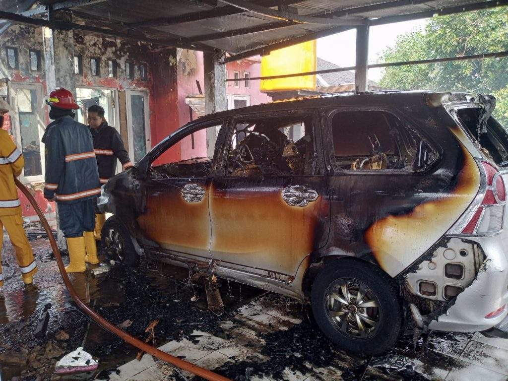 Dari kejadian kebakaran menghanguskan dua buah rumah serta satu unit mobil. Foto: Amat for LK 5W1H