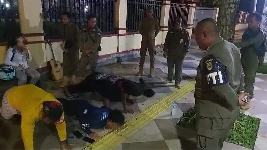 Satpol PP dan Damkar beri sanksi pemabuk di Jalan Hadji Boejasin. Foto: Satpol PP Tanah Laut