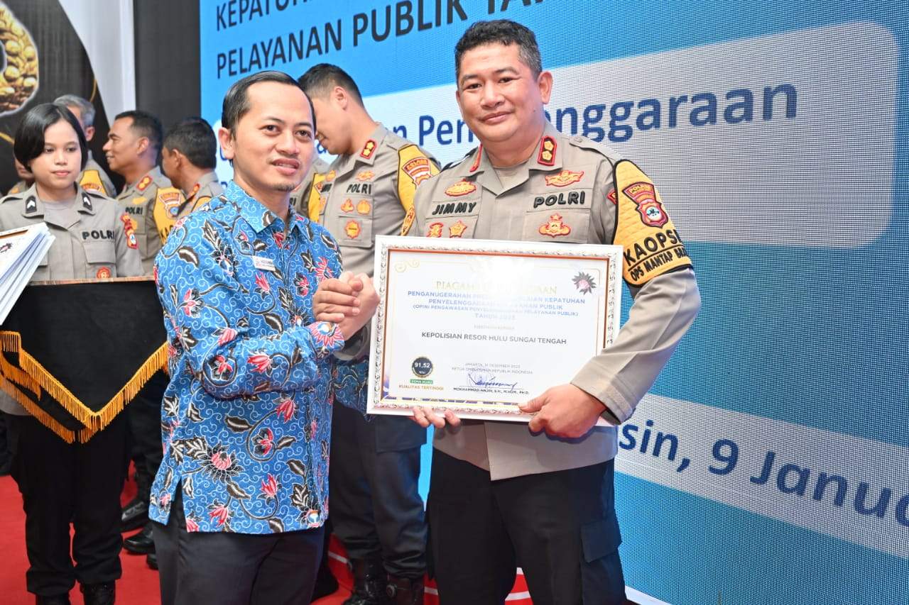 Kapolres HST AKBP Jimmy Kurniawan saat menerima penghargaan dari Ombudsman RI. Foto Polres HST