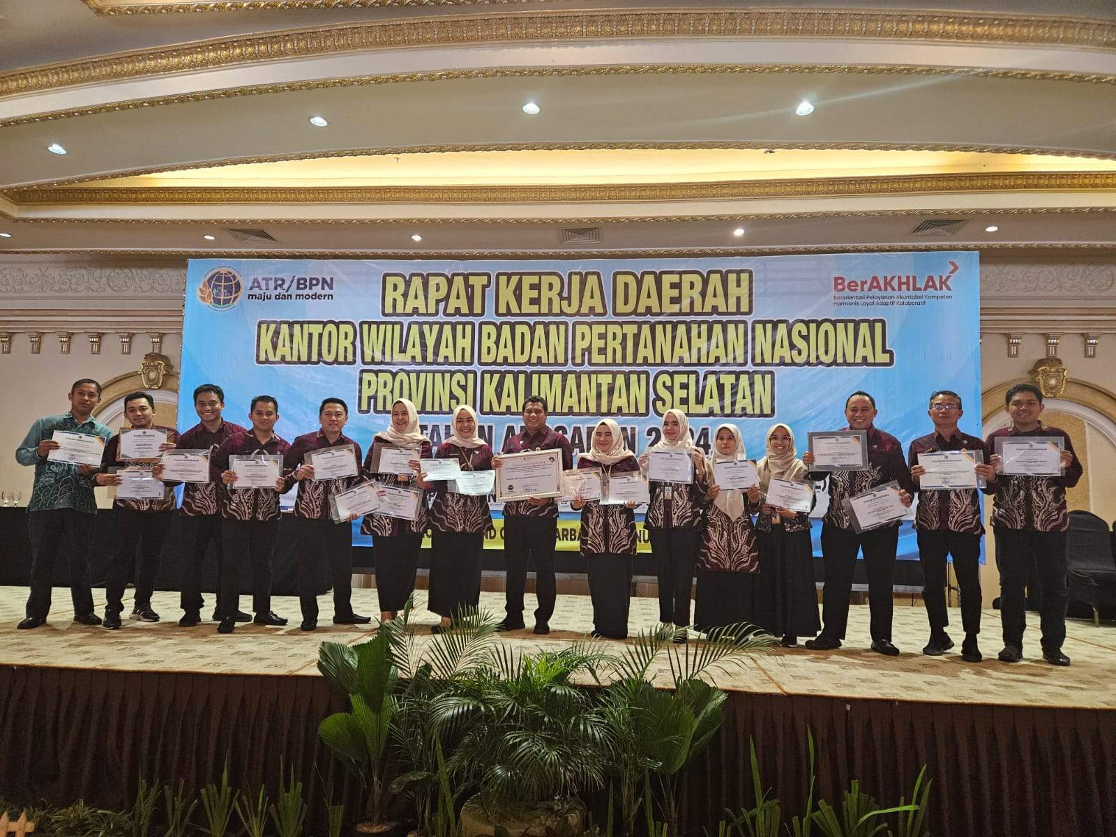 Kepala Kantor Pertanahan Tala, Ahmad Suhaimi, saat saat menerima penghargaan predikat satuan kerja dengan kinerja terbaik Tahun 2023. Kegiatan tersebut dilaksanakan di Hotel Grand Qien, Kamis (11/1/2024). Foto: dok. Kantah Tala