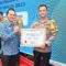 Kapolres Balangan AKBP Riza Muttaqin saat menerima penghargaan dari Ombudsman RI. Foto: MC Balangan