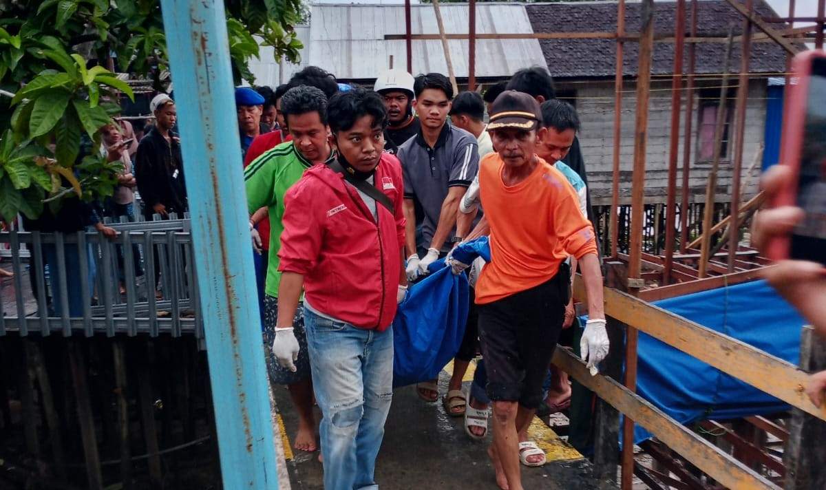 Relawan gabungan melakukan evakuasi jasad Anton yang ditemukan tepat di bawah rumah salah satu warga, Selasa (16/1/2024). Foto: Tamam for LK