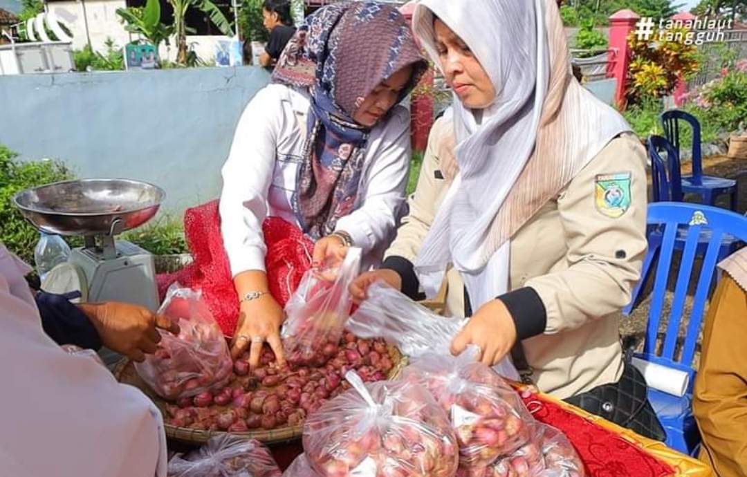 Kegiatan pasar murah oleh Pemkab Tala. Foto: Diskominfo Tala