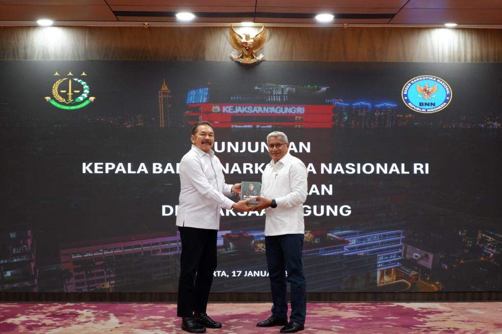 Jaksa Agung ST Burhanuddin saat bertukar cendramata dengan Kepala Badan Narkotika Nasional (BNN) RI Komjen Pol. Marthinus Hukom.