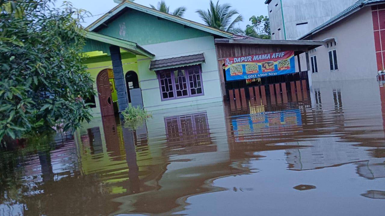 Situasi banjir yang terjadi di Dalam Kota saat ini, air sudah memasuki rumah warga, Kamis (18/1/2024). Foto: Wage.