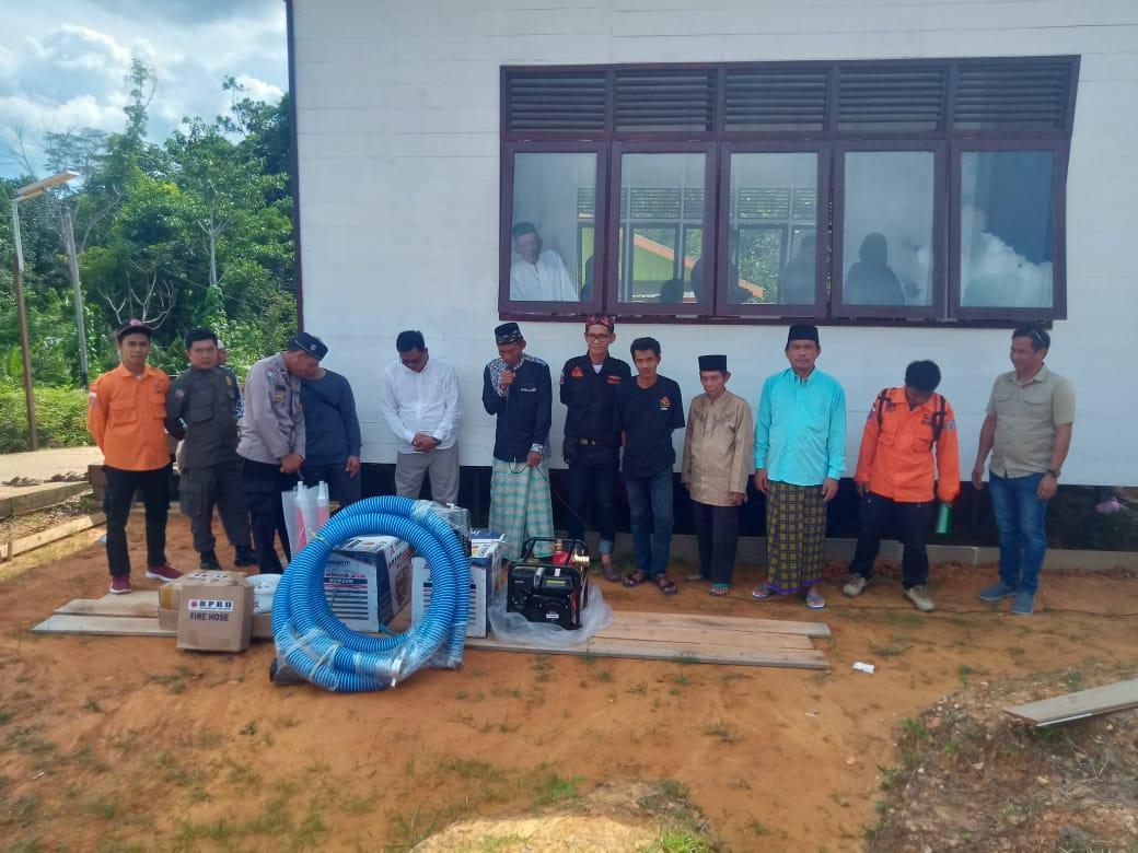 Solidaritas warga dalam mendirikan posko serta tempat pengungsian untuk warga yang terdampak, Kamis (18/1/2024). Foto: Wage.