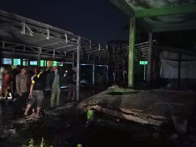 Personil dari Tim Inafis Polsek Banjarmasin Tengah sedang melakukan olah tempat kejadian perkara, Jum'at (19/1/2024). Foto: BPBD Kota Banjarmasin