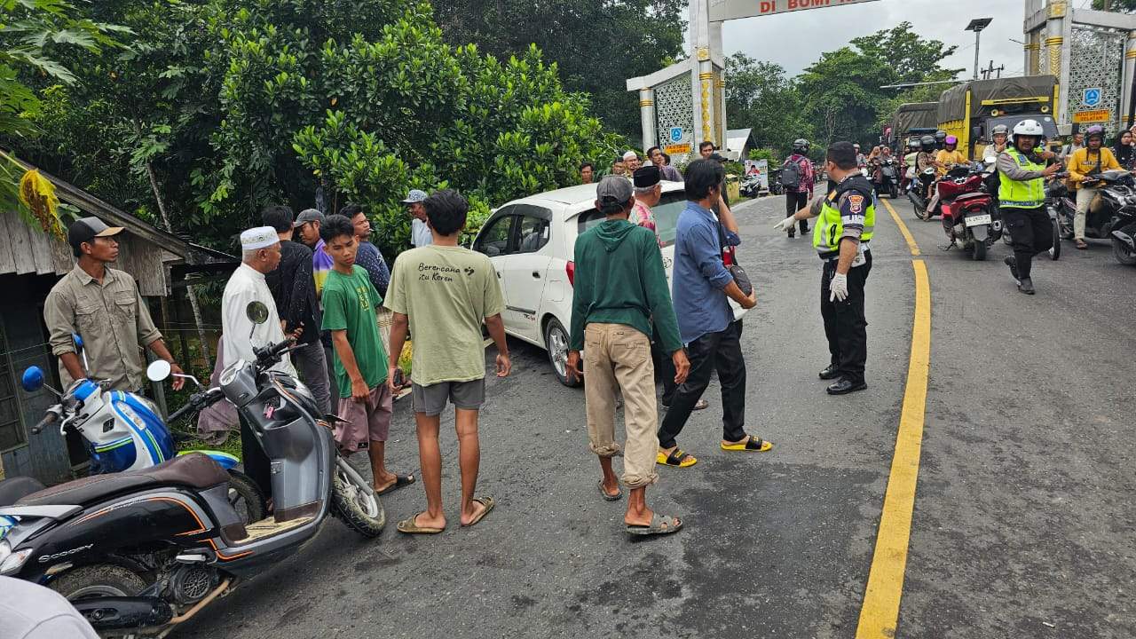 Polres HST saat melakukan penanganan kecelakaan lalu lintas di ruas jalan Pengambau Hilir Luar, Kecamatan Haruyan. Foto Polres HST