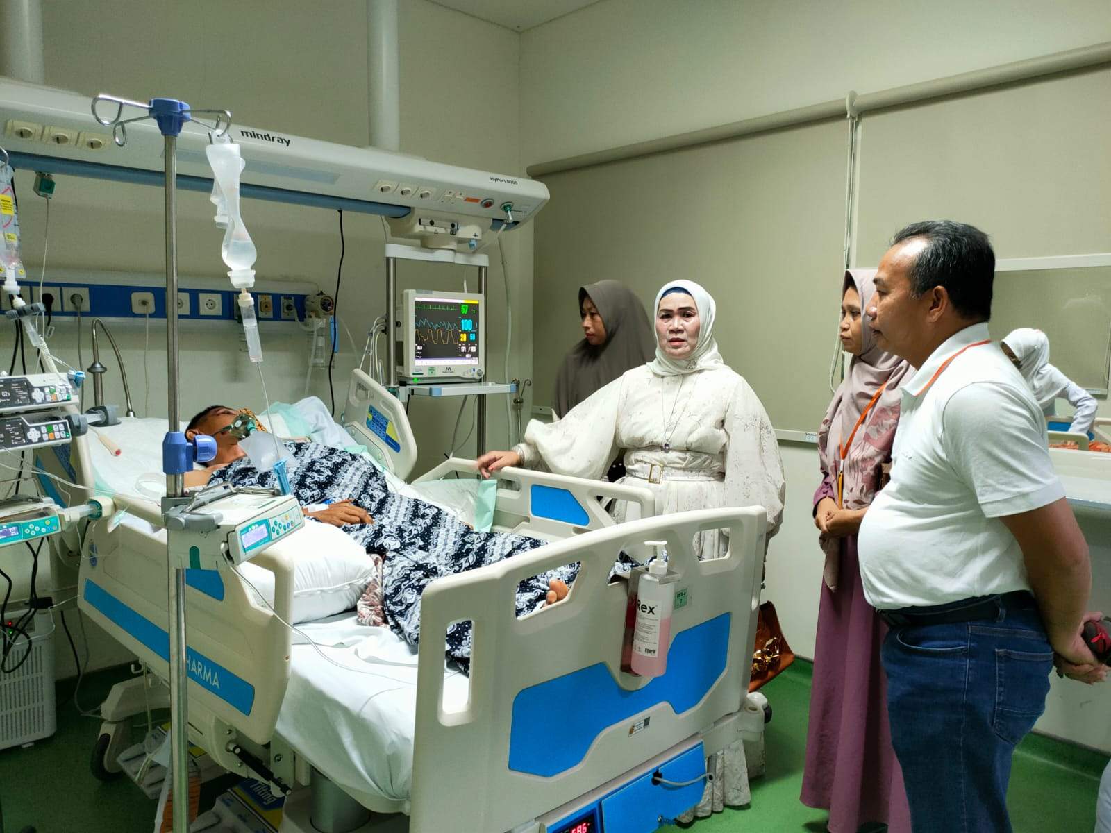 Pejabat Bupati Tapin Muhammad Syarifuddin bersama isteri Pj Ketua PKK Tapin Masrupah menjenguk korban kecelakaan yang terjadi di KM 29 Banjarbaru ke rumah sakit, Sabtu, (20/1/2024). Foto: Herman/lenterakalimantan.com 5W1H