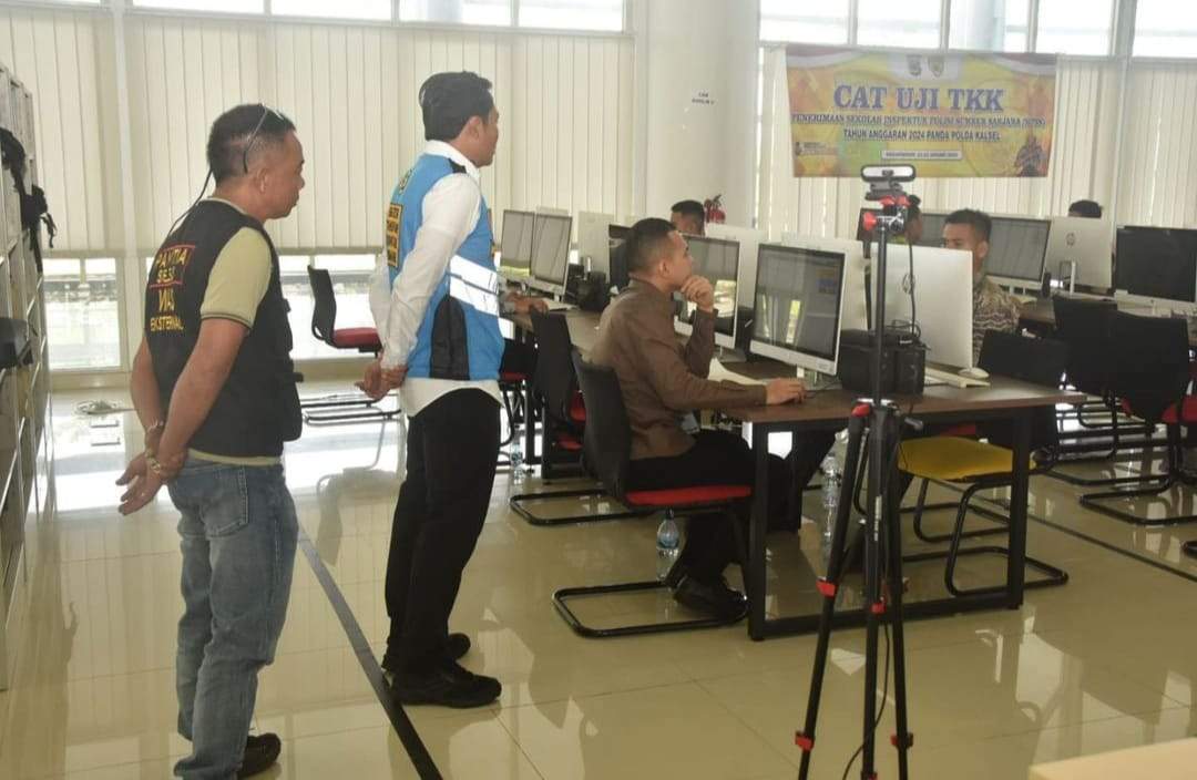 Karo SDM Polda Kalsel, Kombes Pol M. Arif Sugiarto, S.I.K.,M.P.P,MH didampingi Dir Intelkam Polda Kalsel, Sentot Adi Darmawan, S.I.K.,MH saat proses seleksi SIPSS yang digelar di ULM Banjarmasin, Senin (22/1/2024). Foto: Humas Polda Kalsel