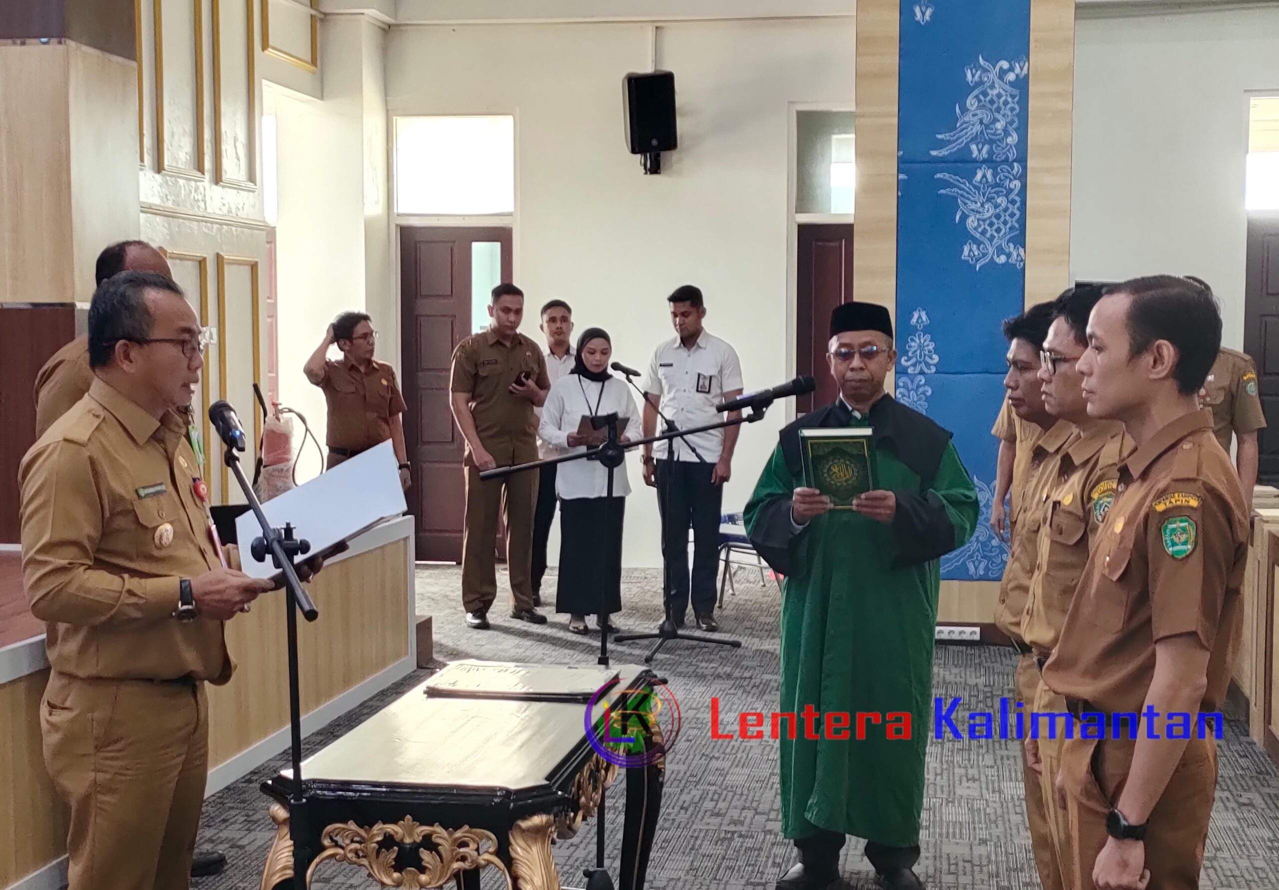 Penjabat Bupati Tapin M Syarifuddin secara resmi melantik tiga pejabat fungsional di lingkungan Pemkab Tapin di aula Tamasa Kantor Setda Tapin, Senin (22/1/2024). Foto: Ayiz/lenterakalimantan.com 5W1H