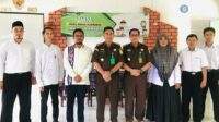 Agung Pamungkas, SH, MH, Koordinator pada bidang Intelijen Kejaksaan Tinggi Kalimantan Selatan didampingi Yuni Priyono, SH. MH saat photo bersama dengan pihak MAN 1 Banjar