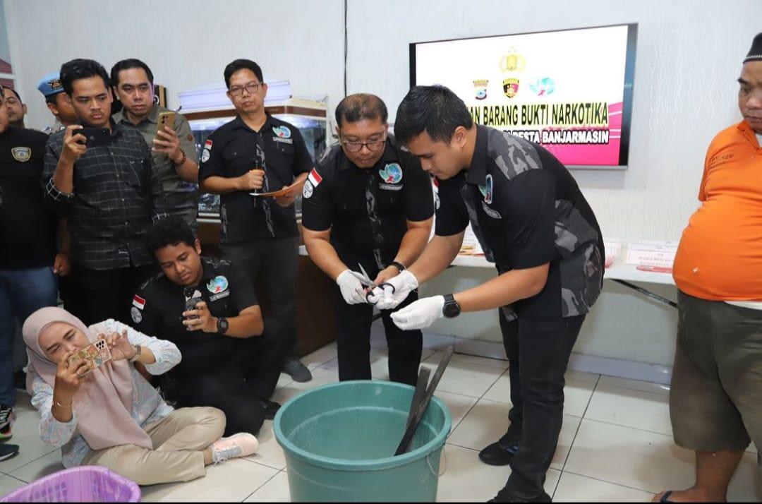 Proses pemusnahan barang sitaan yang dilakukan di loby Kantor Mapolresta Banjarmasin, Rabu (24/1/2024). Foto: Humas Polresta Banjarmasin 5W1H