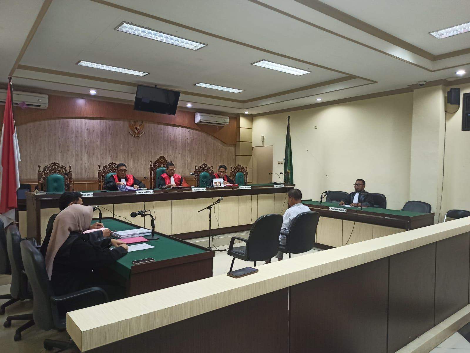 Proses persidangan terhadap mantan Kabid Pendidikan Sekolah Dasar yang berlangsung di Tipikor Banjarmasin, Rabu (24/1/2024). Foto: Yoga/lenterakalimantan.com 5W1H