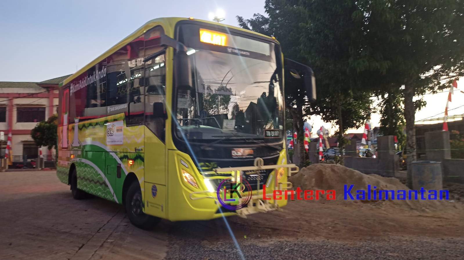 BTS Banjarbakula sedang memuat penumpang di depan kantor Kecamatan Bati-Bati. Foto: Asep/lenterakalimantan.com 5W1H