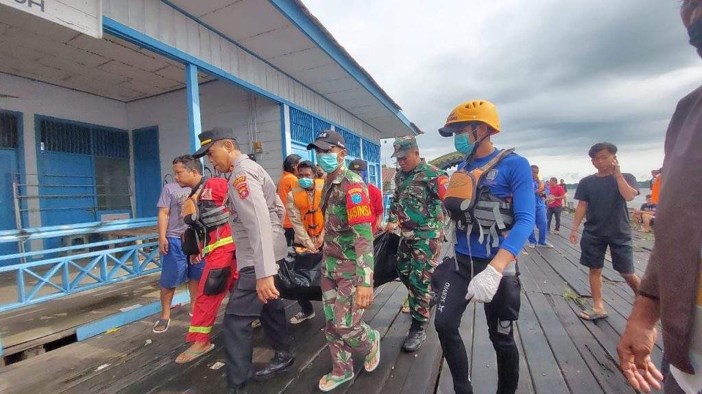 Tim SAR Gabungan bersama Polsek, Bhabinsa Pangkoh usai mengevakuasi korban tenggelam di Sungai Kahayan, Jum'at (26/1/2024). Basarnas Palangkaraya