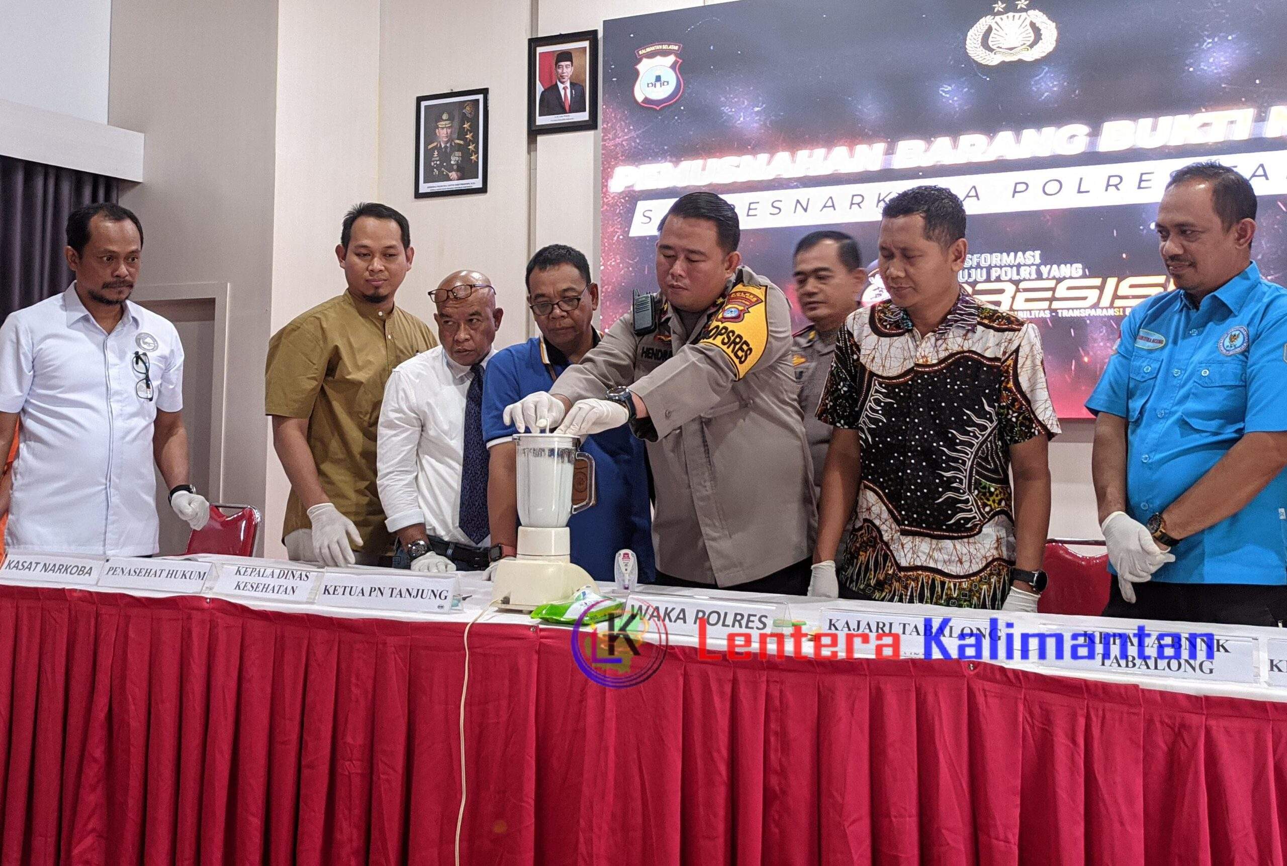 Wakapolres Tabalong, Kompol Hendra Sumala Sartio, saat memimpin acara pemusnahan barang bukti narkoba, Jum'at (26/1/2024). Foto: Jamal/lenterakalimantan.com 5W1H