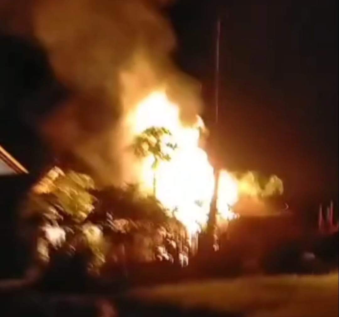 Kebakaran di Desa Malintang Baru RT 2, Kecamatan Gambut, Sabtu (27/1/2024) sekitar pukul 00.05 Wita. Foto: Tangkapan Layar 5W1H