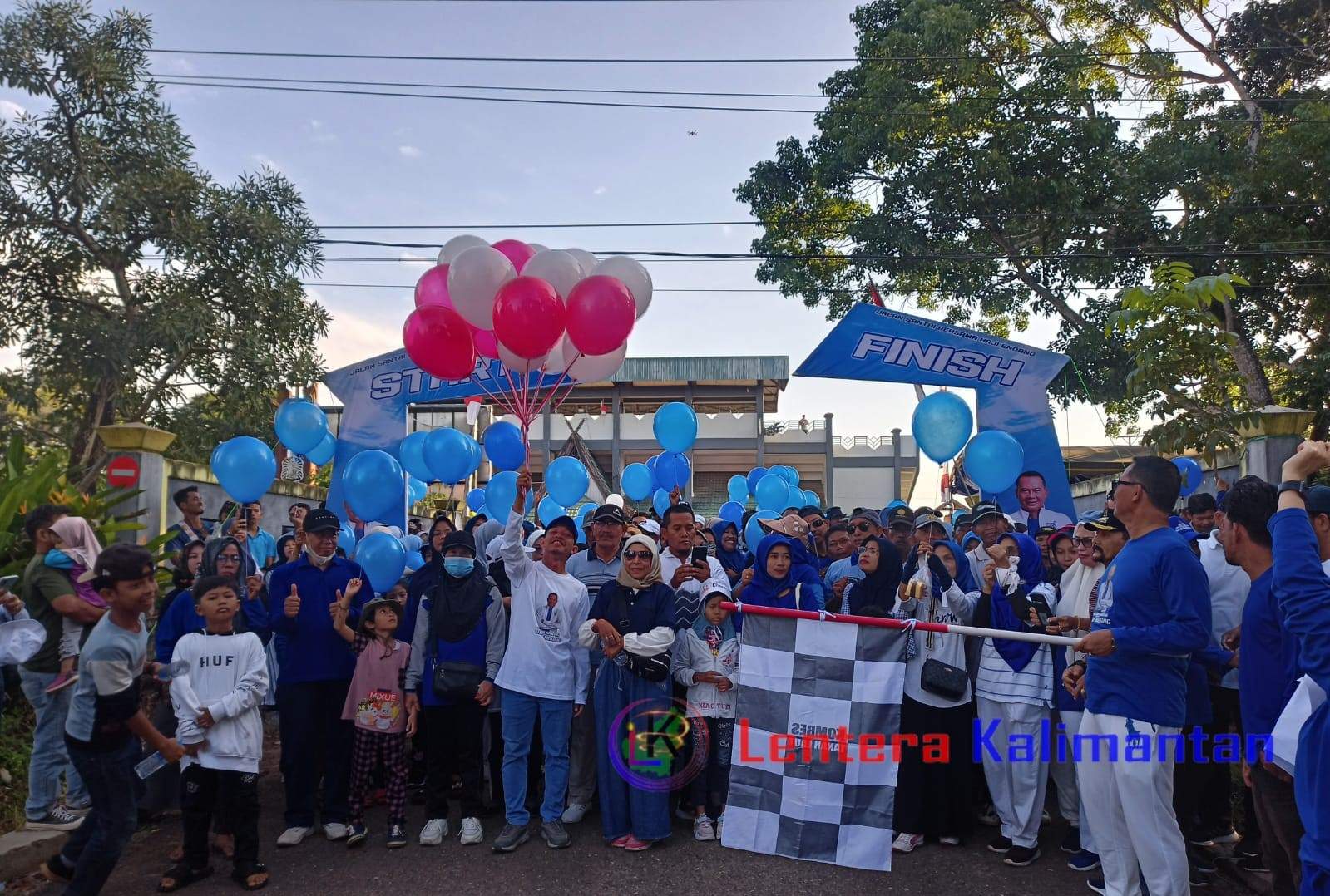 Kegiatan jalan santai bersama H Endang Agustina di Pertasi Kencana Pelaihari, Kabupaten Tanah Laut, Provinsi Kalimantan Selatan. Foto: dok. Asep/lenterkalimantan.com 5W1H