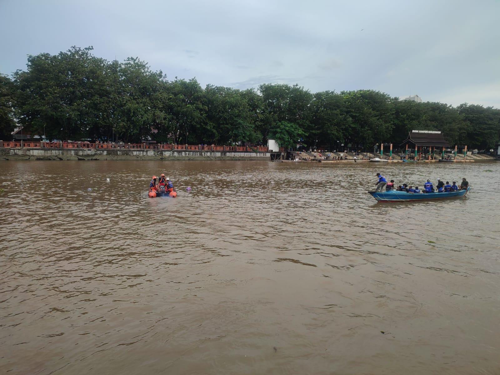 Basarnas Banjarmasin bersama Tim dari Water Rescue sedang melakukan tahap penyisiran, Senin (29/1/2024). Foto: Basarnas Banjarmasin
